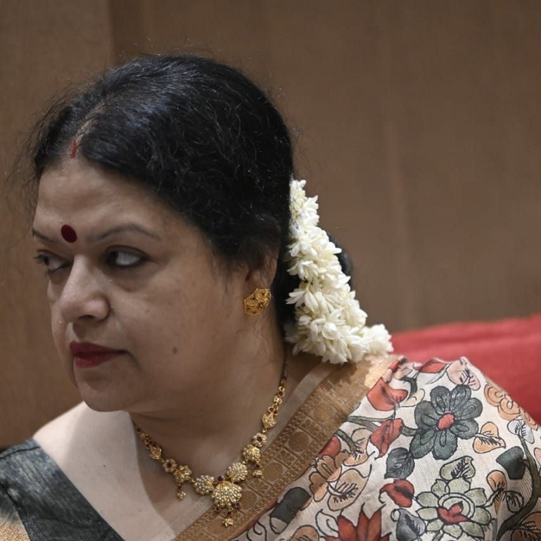 পা র মি তা  চ্যা টা র্জী 